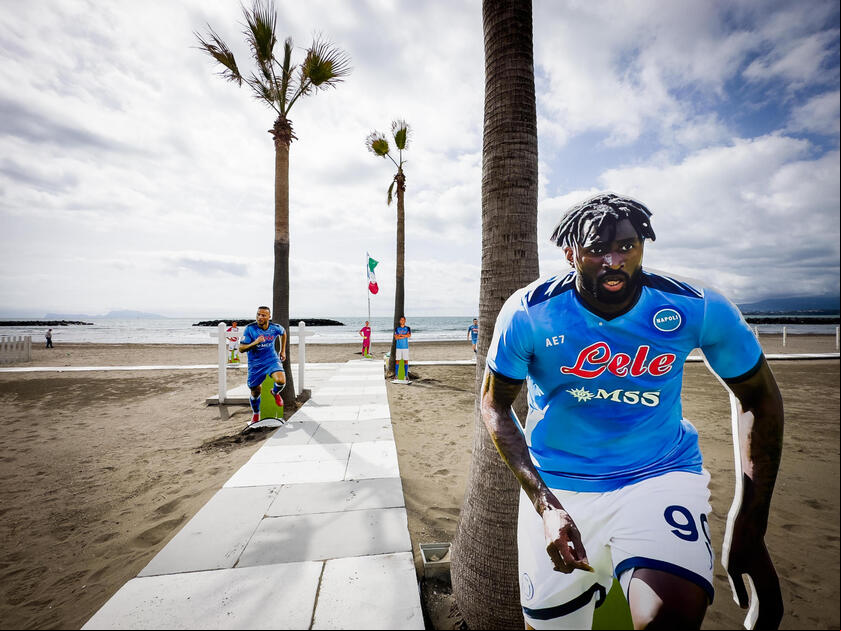 Sagome dei calciatori del Napoli in spiaggia a Bacoli