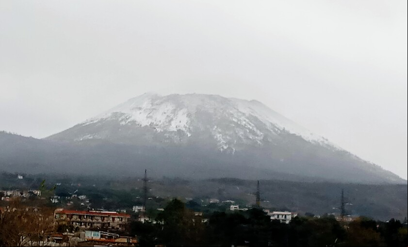 Neve no topo do Vesúvio foi vista por moradores de Capri, do lado do Golfo