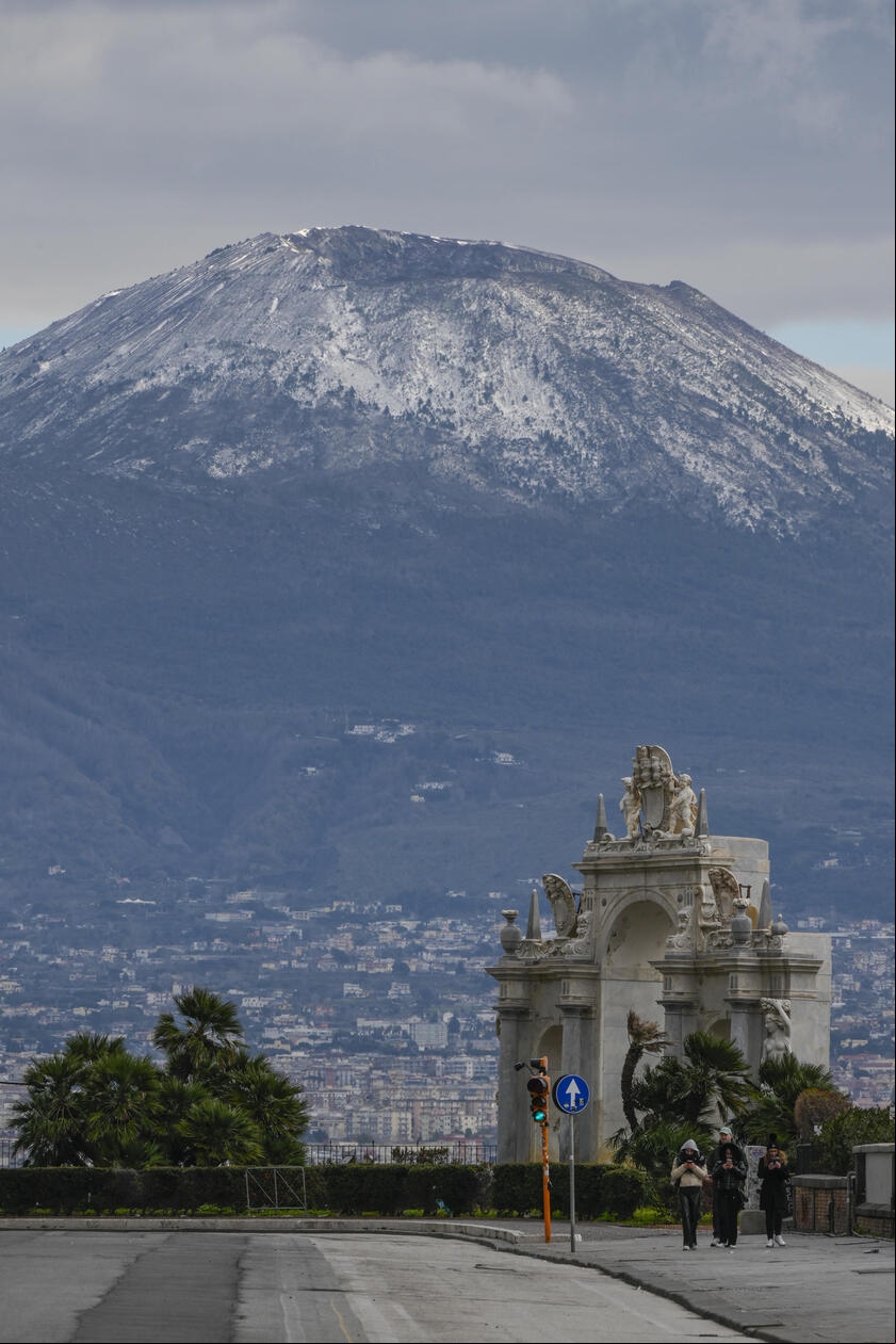 Neve no topo do Vesúvio foi vista por moradores de Capri, do lado do Golfo