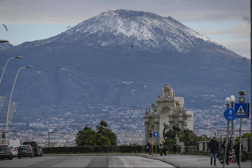 Neve no topo do Vesúvio foi vista por moradores de Capri, do lado do Golfo