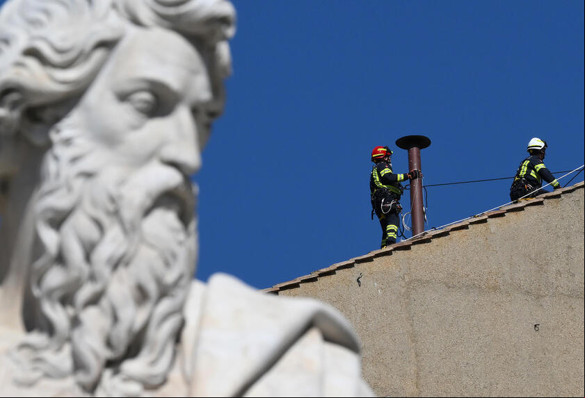 Capela Sistina, no Vaticano, é preparada para conclave