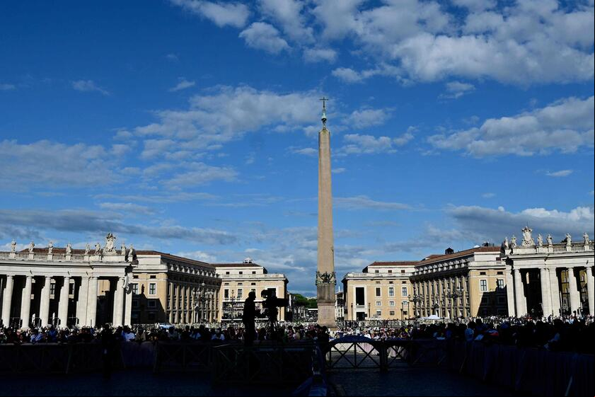 Praça São Pedro realiza primeiro dia de conclave