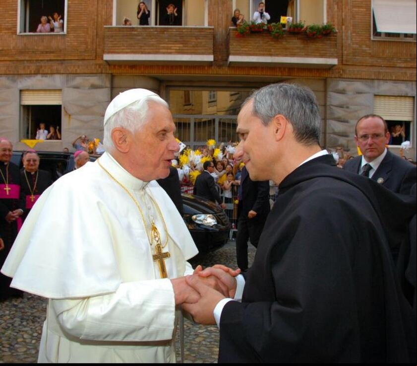 O futuro papa Leão XIV com o papa Bento XVI
