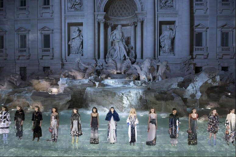 Desfile da Fendi na Fontana di Trevi, em Roma - TODOS OS DIREITOS RESERVADOS