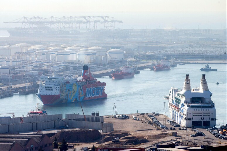 Porto de Barcelona deve vetar navios que transportem armas a Tel Aviv © ANSA/EPA