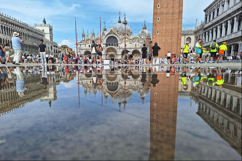 Fenômeno da  'acqua alta ' na Praça San Marco, centro histórico de Veneza © ANSA/AFP