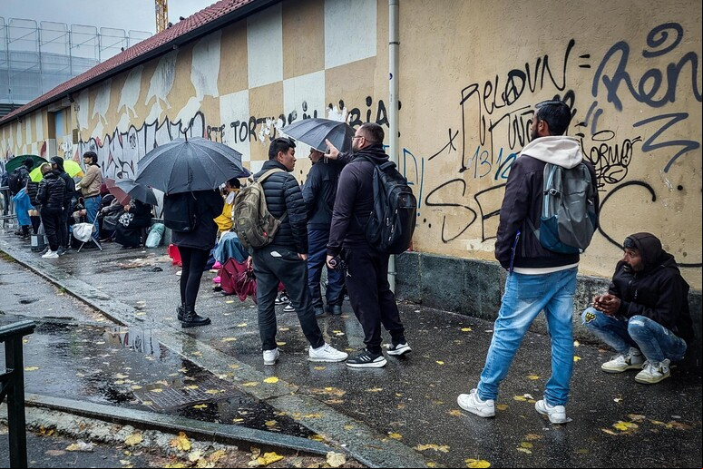 Estrangeiros aguardam em fila para agência de imigração em Turim - TODOS OS DIREITOS RESERVADOS