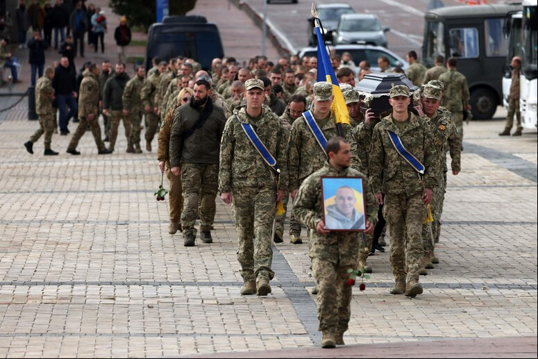 Funeral de militar ucraniano morto na guerra contra a Rússia © ANSA/AFP