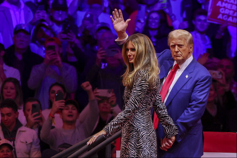 Trump e sua esposa, Melania, durante o comício no Madison Square Garden - TODOS OS DIREITOS RESERVADOS