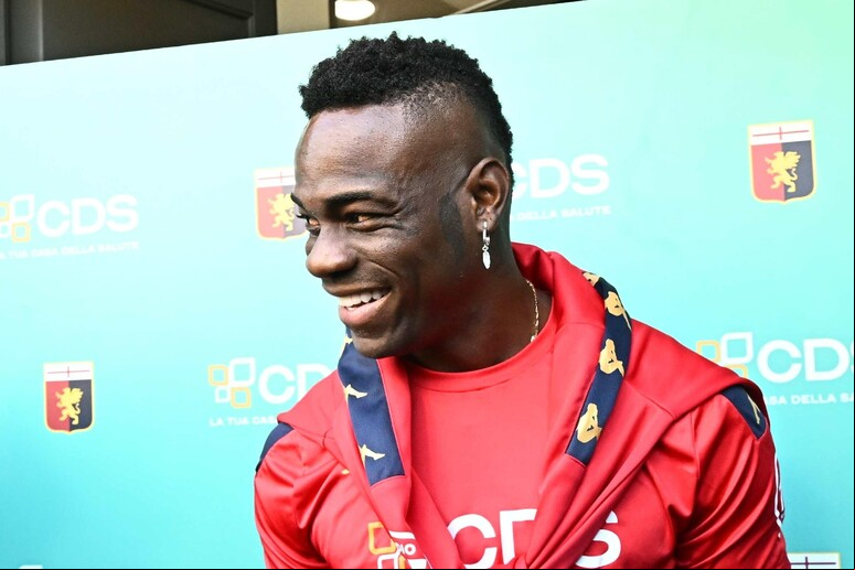 Balotelli tirou fotos com torcedores e assinou contrato válido até junho de 2025 - TODOS OS DIREITOS RESERVADOS