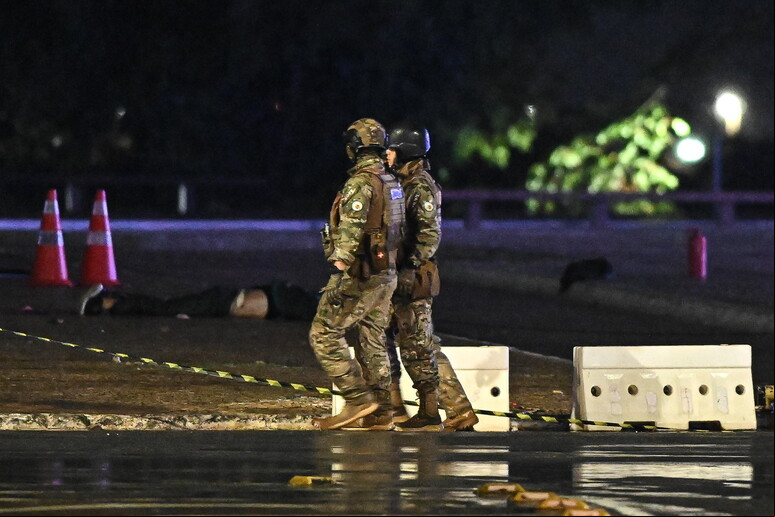 Policiais na Praça dos Três Poderes, em Brasília © ANSA/EPA