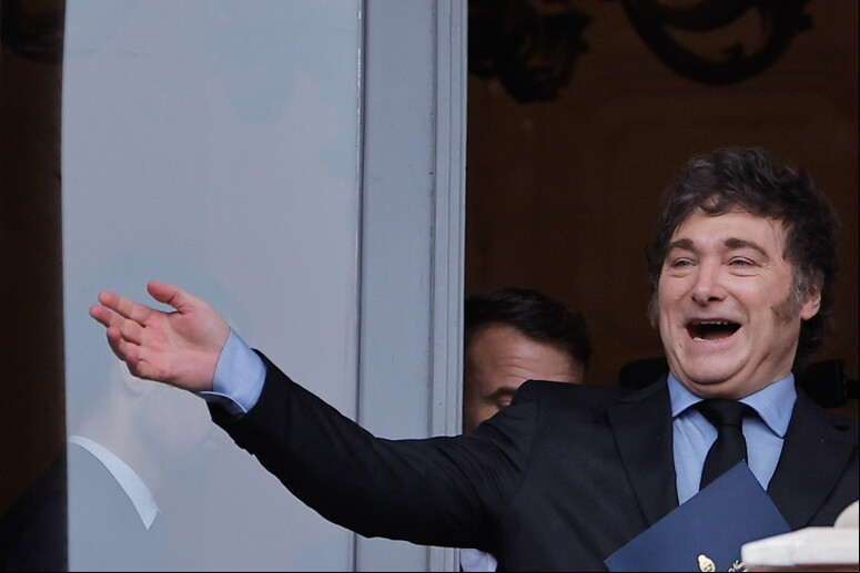 Javier Milei acena para apoiadores na varanda da Casa Rosada, em Buenos Aires © ANSA/EPA