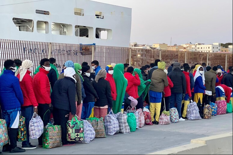 Migrantes em fila em Lampedusa, porta de entrada para deslocados internacionais na Itália - TODOS OS DIREITOS RESERVADOS