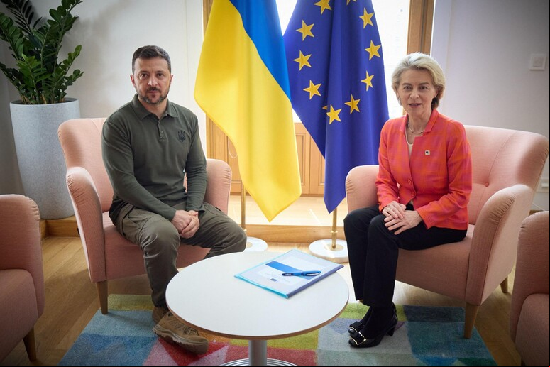 Zelensky e Ursula von der Leyen durante reunião em Bruxelas © ANSA/AFP