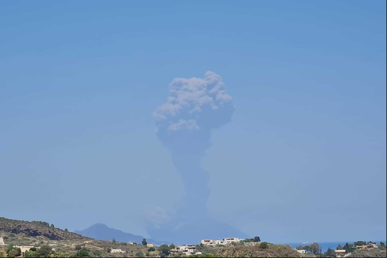 Erupção no Stromboli vista de longe - TODOS OS DIREITOS RESERVADOS