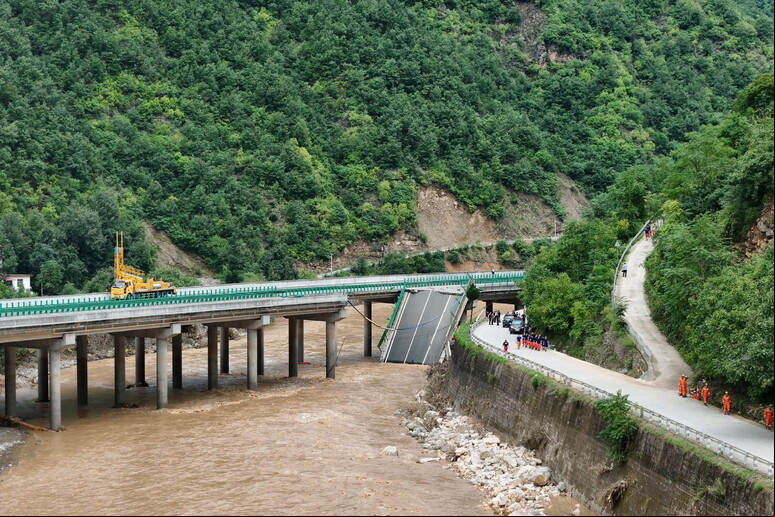 Parte de ponte foi derrubada por dilúvio na China © ANSA/EPA