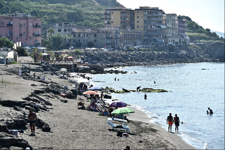 Praia em Pozzuoli, na região dos Campi Flegrei - TODOS OS DIREITOS RESERVADOS