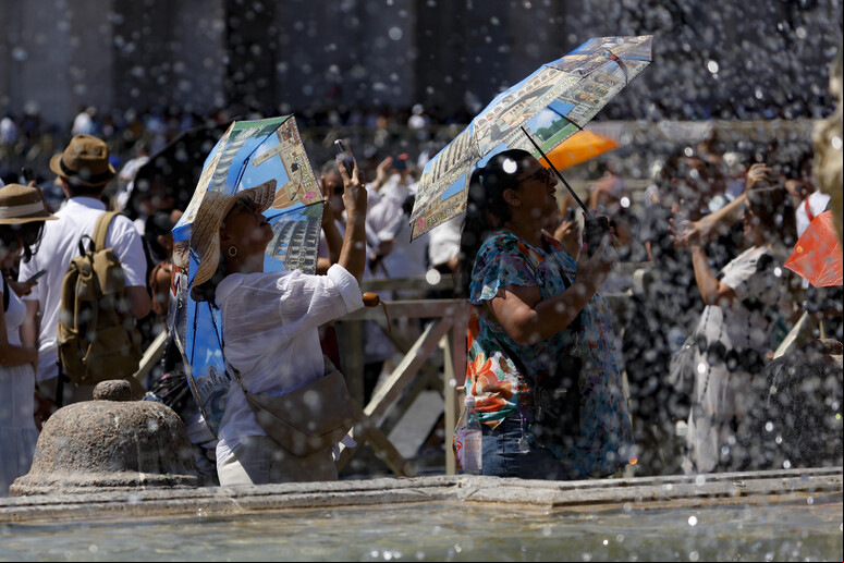 Turistas se refrescam contra calor no Vaticano, em julho de 2024 - TODOS OS DIREITOS RESERVADOS