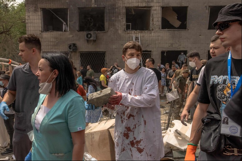 Destruição provocada por ataque a hospital pediátrico em Kiev © ANSA/AFP