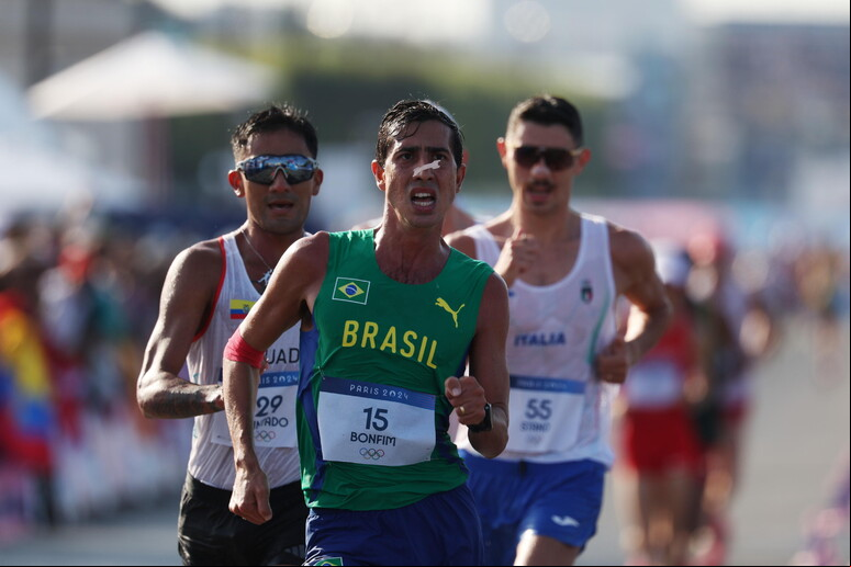Caio Bonfim à frente de Brian Daniel Pintado e Massimo Stano durante marcha de 20 km © ANSA/EPA