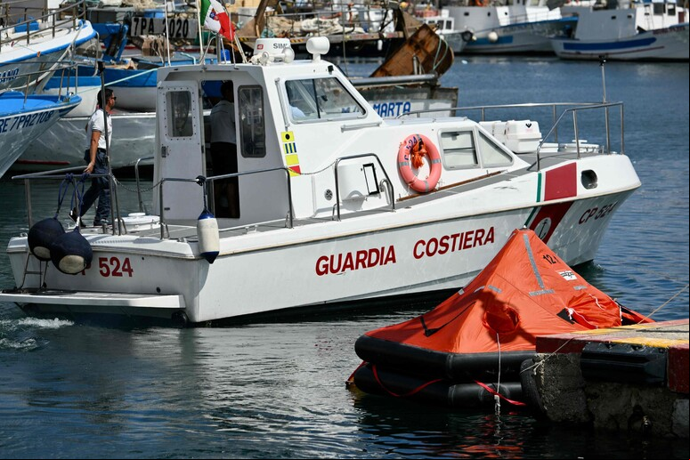 Barco da Guarda Costeira italiana em área de naufrágio na Sicília © ANSA/AFP