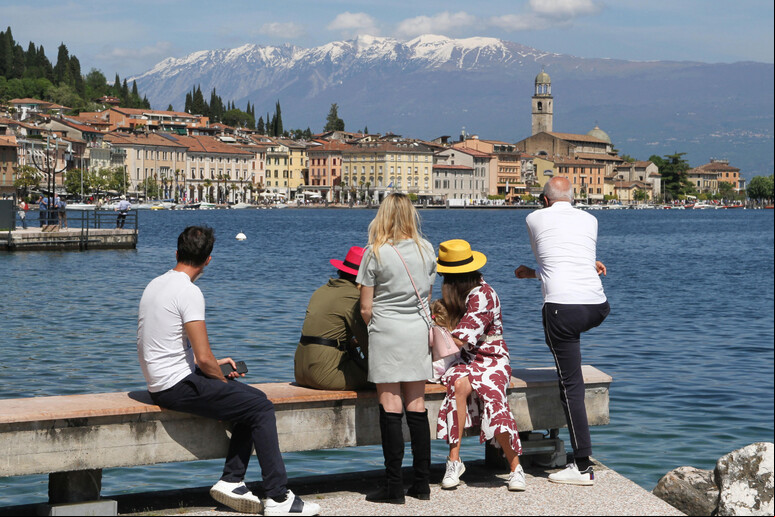 Turistas diante do Lago di Garda, no norte da Itália - TODOS OS DIREITOS RESERVADOS
