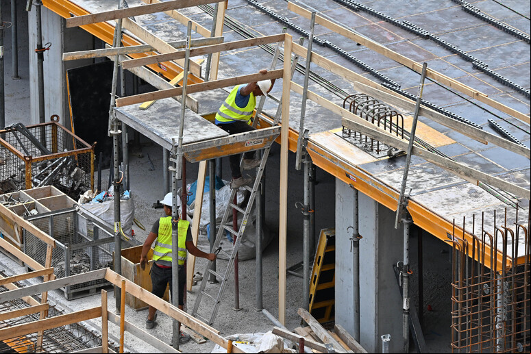 Operários em canteiro de obras em Gênova, noroeste da Itália - TODOS OS DIREITOS RESERVADOS