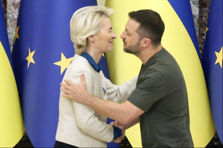 Von der Leyen e Zelensky durante encontro em Kiev nesta sexta © ANSA/AFP