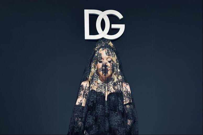 Vestida com um longo véu negro, Madonna acompanhou desfile da Dolce &amp; Gabbana em Milão - TODOS OS DIREITOS RESERVADOS