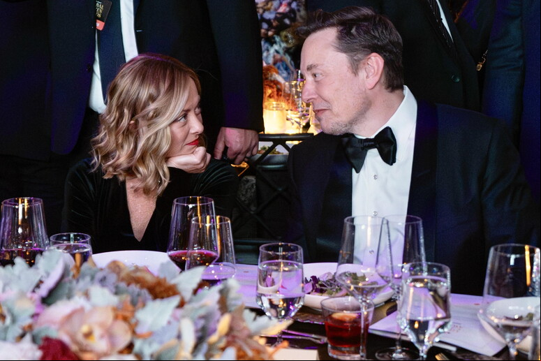Foto de Meloni e Musk que viralizou nas redes sociais © ANSA/EPA