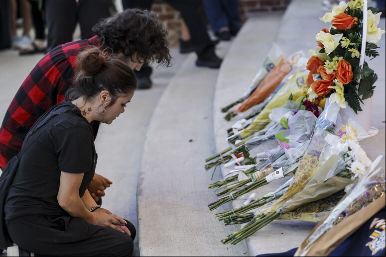 Memorial por vítimas de atentado em escola nos EUA - TODOS OS DIREITOS RESERVADOS