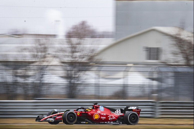 Hamilton em ação com SF-23 em Fiorano © ANSA/Fabrizio Boldoni / DPPI