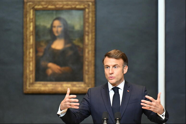 Macron anunciou diversas novidades para o Museu do Louvre, em Paris © ANSA/EPA