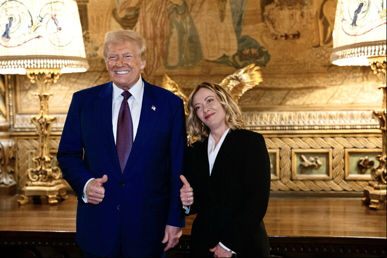 Donald Trump e Giorgia Meloni durante encontro em Mar-a-Lago, em janeiro ado © ANSA/EPA