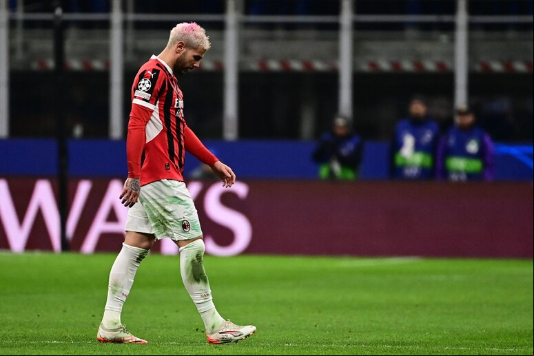 Theo Hernández foi expulso por simulação em um decisivo momento da partida contra o Feyenoord © ANSA/AFP