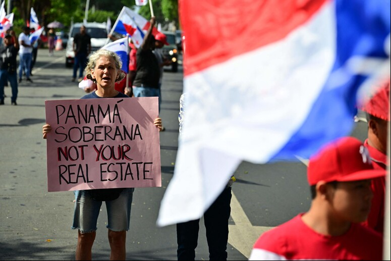 Protesto em prol de soberania do Panamá © ANSA/AFP