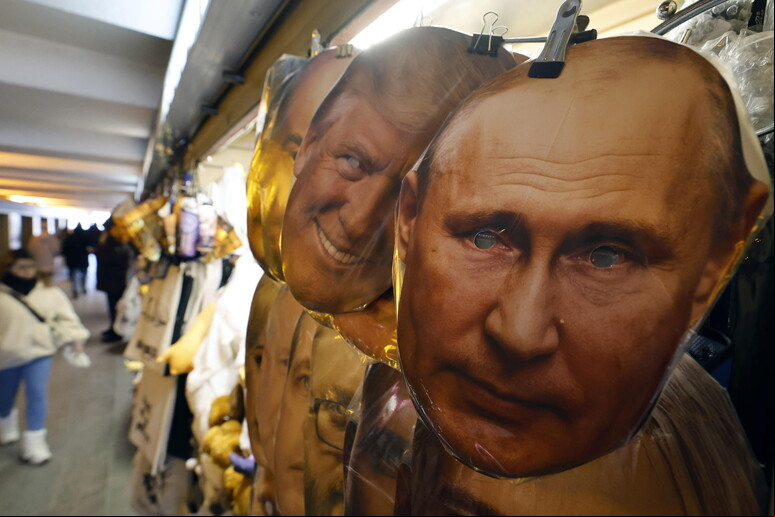 Mercado em São Petersburgo com souvenirs de  'Putin e Trump ' © ANSA/EPA