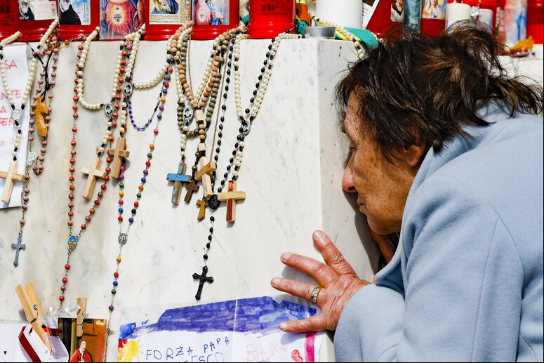 Fiel ao lado de rosários em devoção a papa Francisco - TODOS OS DIREITOS RESERVADOS