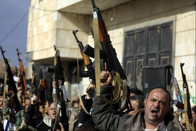 Combatentes houthis em Sanaa, capital do Iêmen © ANSA/EPA