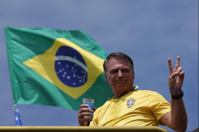 Jair Bolsonaro durante manifestação na Praia de Copacabana, no Rio de Janeiro © ANSA/EPA