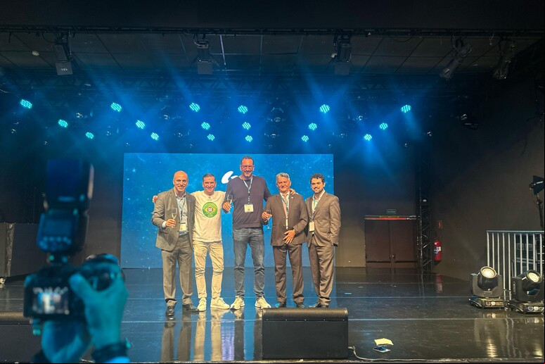 Alessandro Lombardi celebra parceria da Elea com executivos da DE-CIX © ANSA/Divulgação