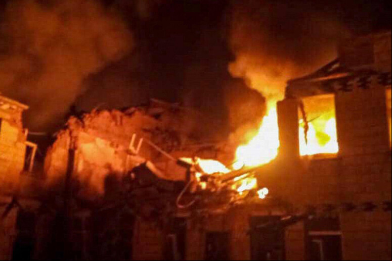 Estado de Emergência da Ucrânia divulga foto com hospital em chamas em Sumy após ataques russos © ANSA/AFP