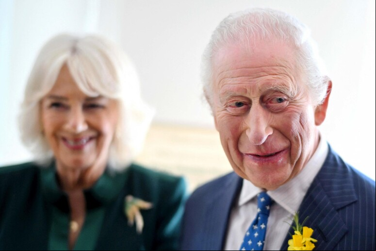 Rei Charles irá à Itália em abril com a rainha consorte Camilla © ANSA/AFP