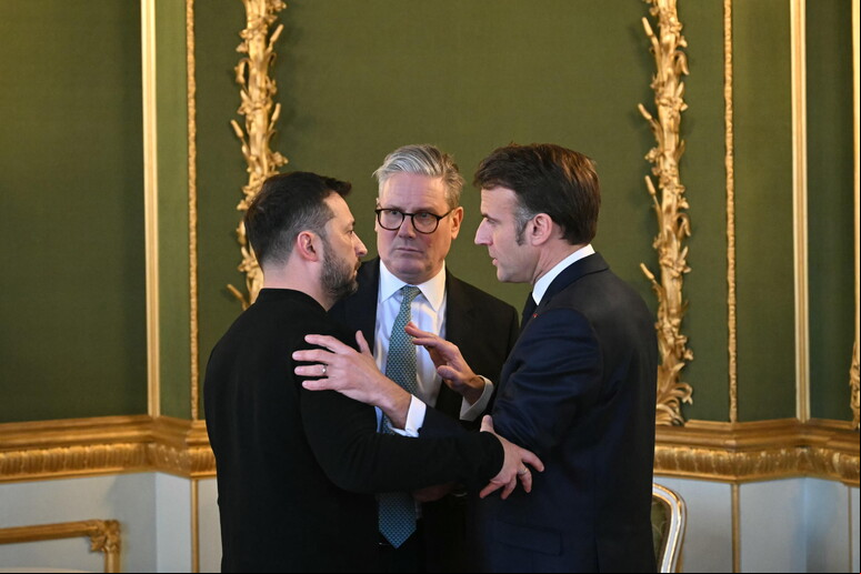 Macron com Zelensky e Starmer durante cúpula em Londres © ANSA/EPA