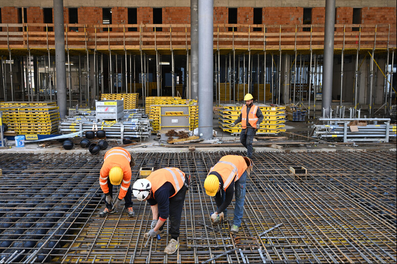 Operários em obra de pavilhão em Milão, norte da Itália - TODOS OS DIREITOS RESERVADOS