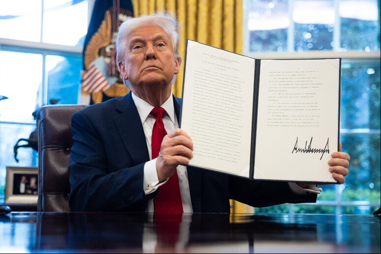 Donald Trump exibe ordem executiva com tarifa de 25% sobre carros importados © ANSA/EPA