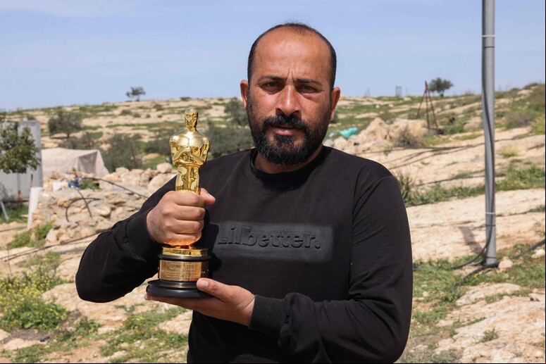 Ballal é um dos diretores do documentário "Sem Chão", vencedor do Oscar © ANSA/AFP