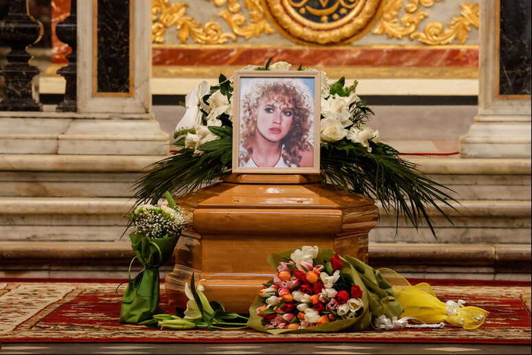 Cerimônia de despedida da artista aconteceu na Igreja de Santa Maria in Montesanto - TODOS OS DIREITOS RESERVADOS