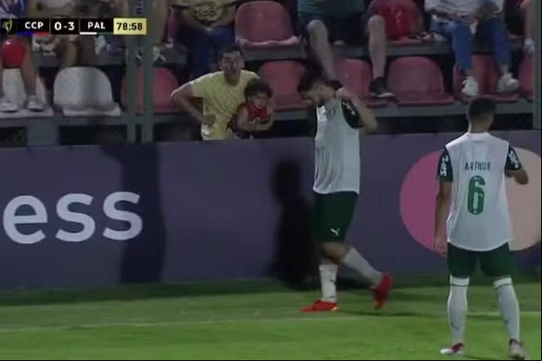 Torcedor imita macaco em jogo da Libertadores sub-20 © ANSA/Reprodução