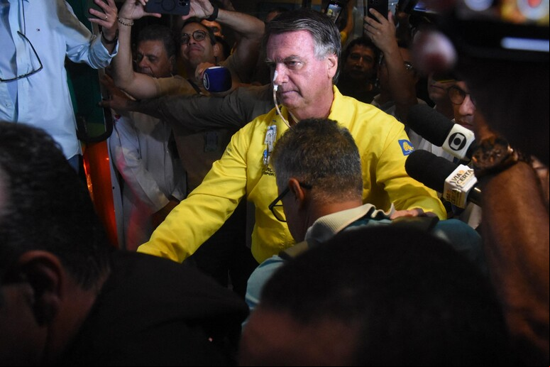 Bolsonaro ao ser removido de hospital em Natal para Brasília © ANSA/AFP
